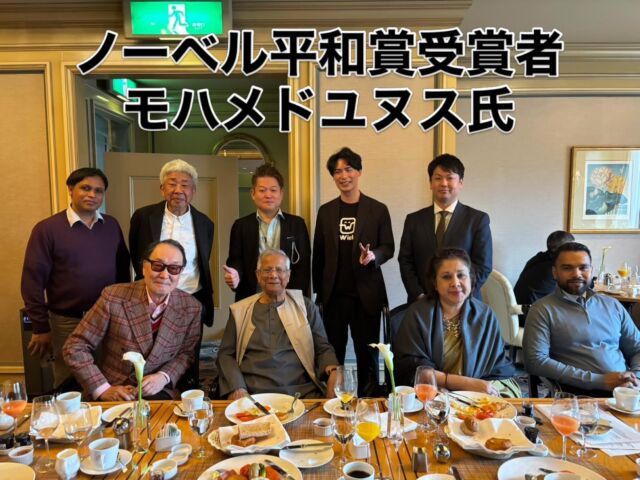 先日、運営責任者白石はバングラデシュをリードし、ノーベル平和賞も受賞されたムハマド・ユヌス氏と直接対談させていただく機会をいただきました。
経済学者として、そしてグラミン銀行の創設者として世界を変えてきたユヌス氏。
対話の中で最も心に残ったのは、「人間は本来、他者を搾取する存在ではない。仕組みがそうさせているだけだ」という言葉でした。
今の社会にある、スマホゲームの課金システムや、過度な利益追求の仕組み。
それは本当に人間を進歩させているのか？ 社会を良くしているのか？
ユヌス氏が問い続けてきた「ソーシャルビジネス」の概念は、まさに今の教育にも必要な視点だと強く感じました。
シンギュラリティ高等学校は、単なるアカデミックな場に留まってはいけない。
生徒たちが「世の中の仕組み」への違和感を大切にしながら、
✅ 自分が何に没頭できるのか（フロー体験）
✅ 社会課題をどう自分ごと化するか
を探究する場所でありたい。
「学校に行かない」「単位が取れない」ことは失敗ではありません。
それは、既存のレールではない「自分なりのリズム」を探している尊いプロセスです。
広島という地から、高校生だけでなく、小中学生も大人も、本来の自分を取り戻していく旅を共にはじめましょう。
#ムハマドユヌス #ソーシャルビジネス #対談 #シンギュラリティ高等学校 #広島教育 教育のあり方 フロー体験 不登校 自分を取り戻す旅